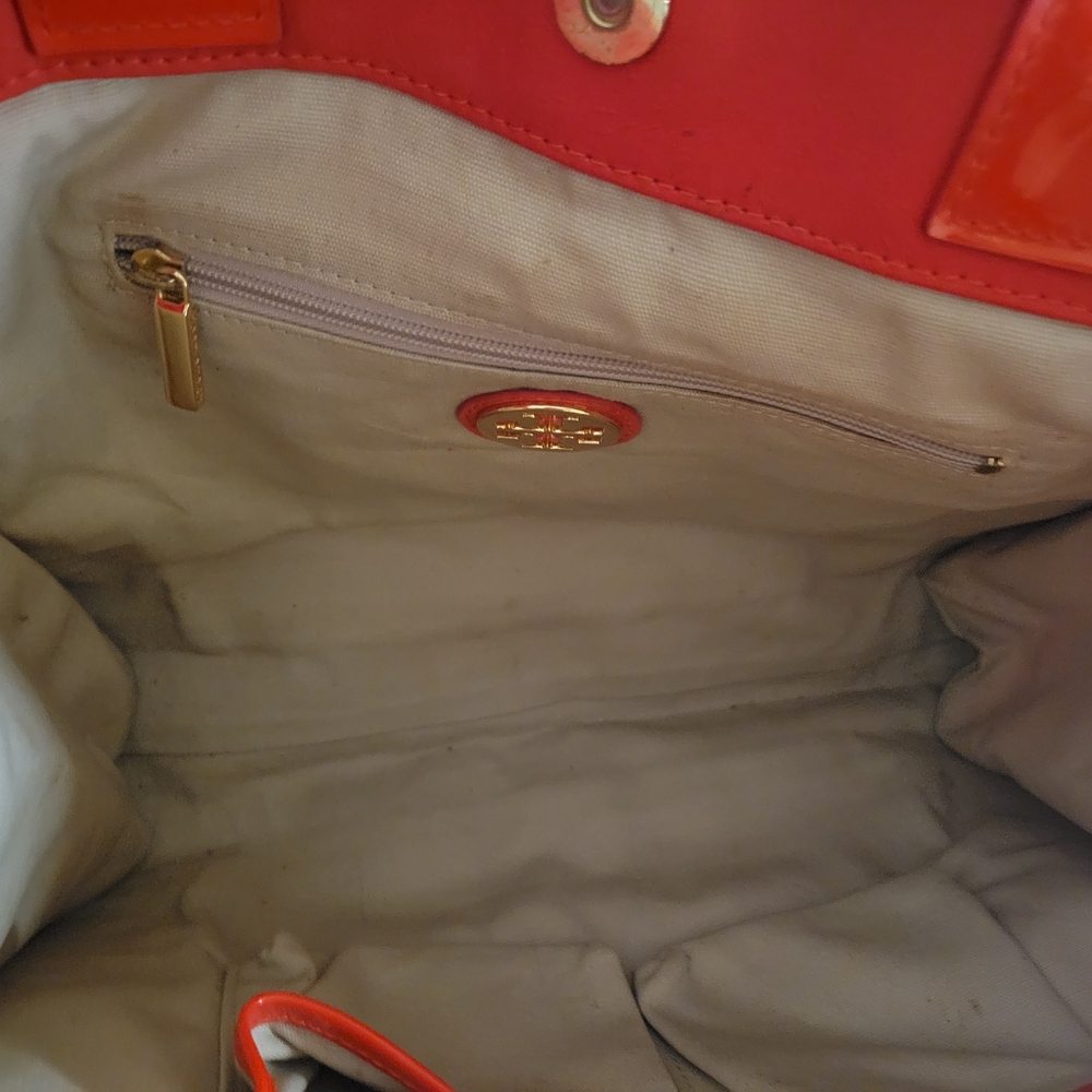 Tory Burch Red Shoulder Bag with Circular Emblem - Picture 5 of 9